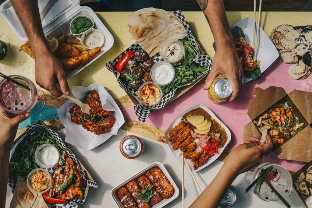 A variety of different takeaways food on a table 