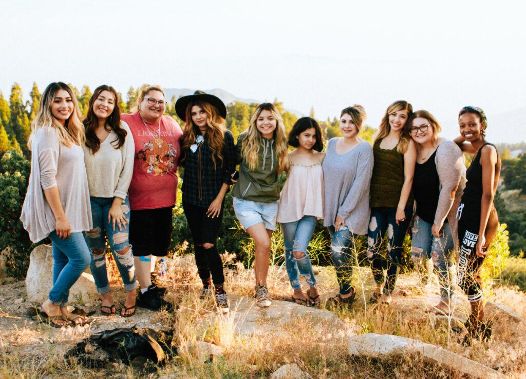 10 fiends attending together taking a picture 