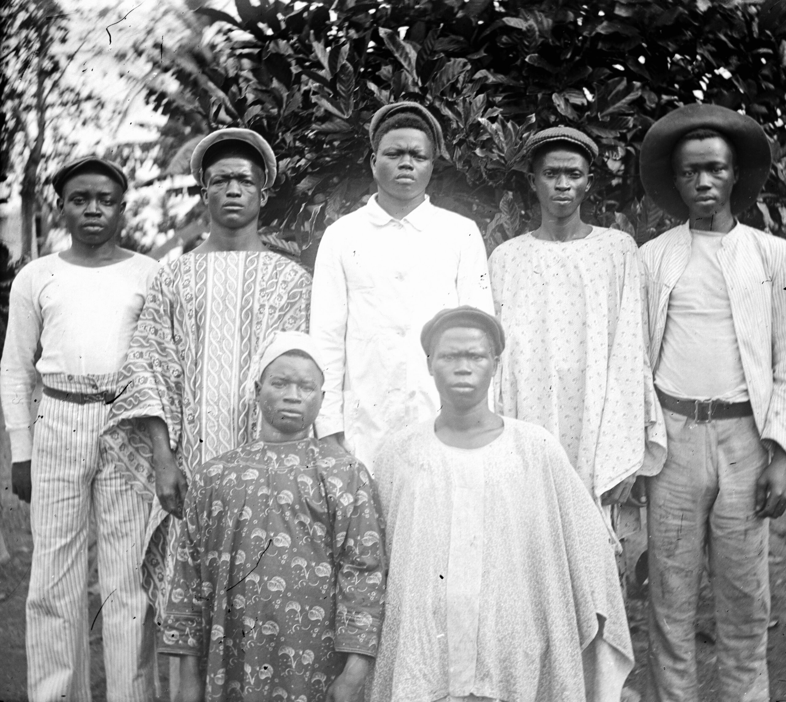 A picture of a group of slaves looking into the camera with straight faces