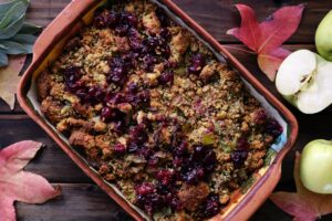 A tray of apple crumble with apples next to it