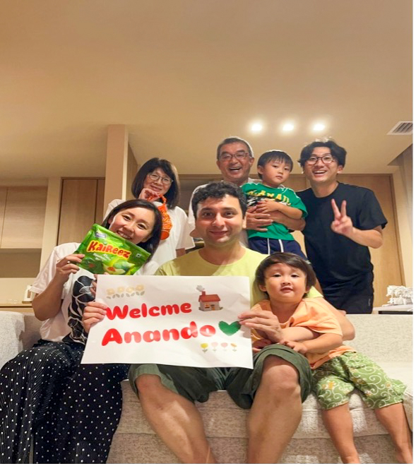 welcome anando to Japan – International Students House – international students house toyota-shi trevelyan trust scholar anando ghosh with his host family in japan